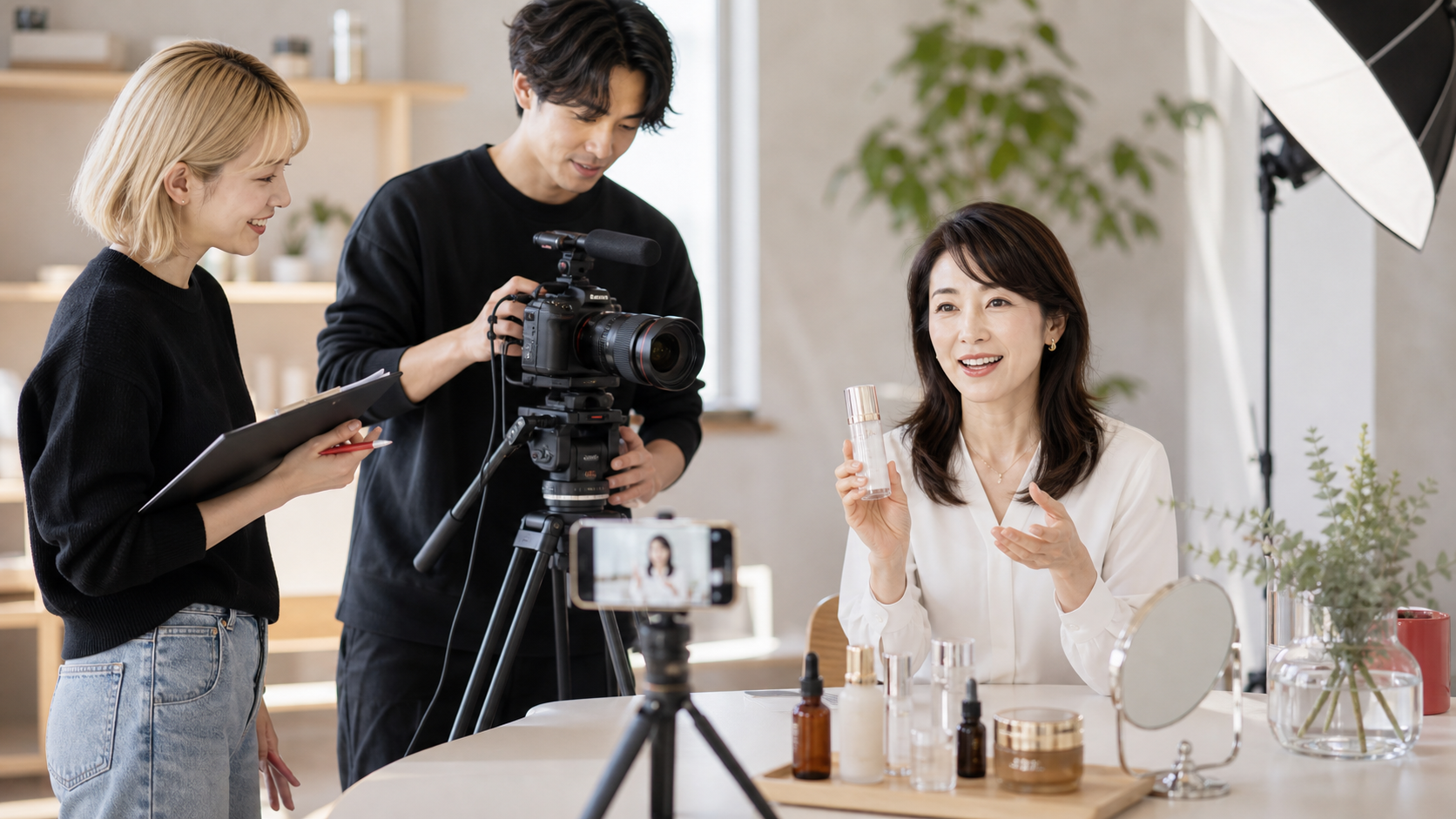 大人女性キャストと広告制作チームの撮影現場